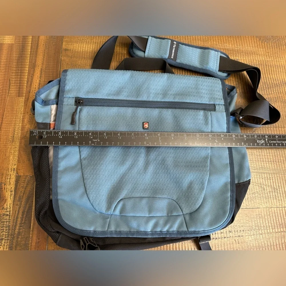 Victorinox messenger bag flap buckles lots of storage laptop book bag like new